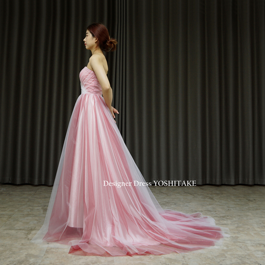 カラードレスAラインパニエなしスレンダー赤白ドレス.披露宴.撮影.演奏